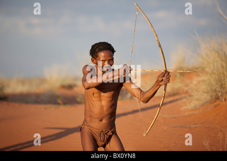 San Bushman sur les dunes du Kalahari. Banque D'Images