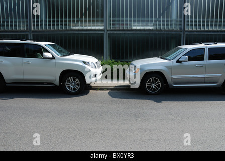 Deux vus : 1999 Jeep Grand Cherokee 3.0 CRD V6 et Toyota Land Cruiser 3.0 D-4D V6 - city road Banque D'Images