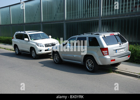 Deux vus : 1999 Jeep Grand Cherokee 3.0 CRD V6 et Toyota Land Cruiser 3.0 D-4D V6 - city road Banque D'Images