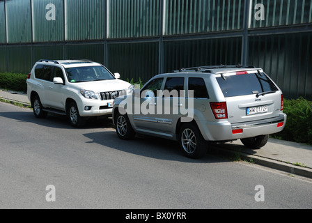 Deux vus : 1999 Jeep Grand Cherokee 3.0 CRD V6 et Toyota Land Cruiser 3.0 D-4D V6 - city road Banque D'Images