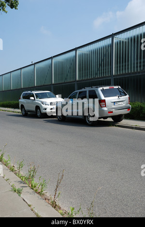 Deux vus : 1999 Jeep Grand Cherokee 3.0 CRD V6 et Toyota Land Cruiser 3.0 D-4D V6 - city road Banque D'Images