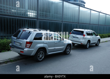 Deux vus : 1999 Jeep Grand Cherokee 3.0 CRD V6 et Toyota Land Cruiser 3.0 D-4D V6 - city road Banque D'Images