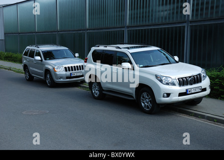 Deux vus : 1999 Jeep Grand Cherokee 3.0 CRD V6 et Toyota Land Cruiser 3.0 D-4D V6 - city road Banque D'Images