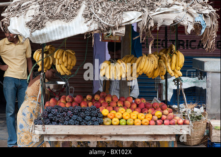 Carts vendant des fruits dans une ville indienne. L'Andhra Pradesh, Inde Banque D'Images