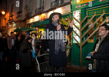 Paris, France, Rabbins juifs célébrant la fête religieuse annuelle, Hanukkah, cérémonie d'allumage des bougies, nuit, vieilles traditions juives, juifs hassidiques Banque D'Images