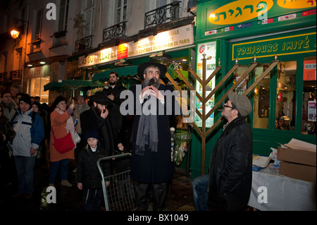 Paris, France, rabbins juifs célébrant les fêtes religieuses annuelles, Hanoukkah, cérémonie d'éclairage des bougies, nuit, traditions juives anciennes Banque D'Images