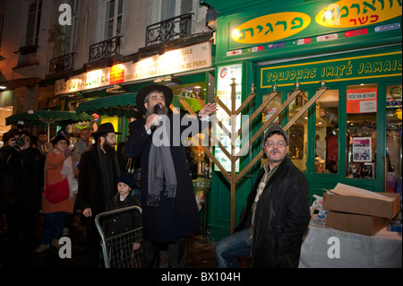 Paris, France, rabbins juifs célébrant les fêtes religieuses annuelles, Hanoukkah, cérémonie d'éclairage des bougies, nuit, traditions juives anciennes,Communauté juive europe Banque D'Images