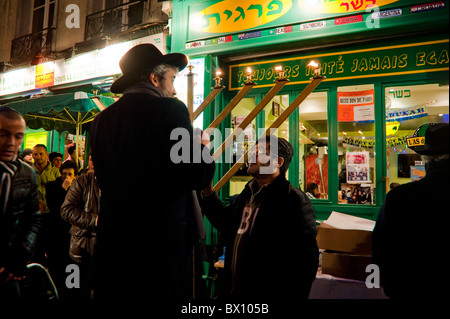 Paris, France, rabbins juifs célébrant la fête religieuse annuelle, Hanoukkah, cérémonie d'éclairage des bougies, nuit, Communauté juive europe Banque D'Images