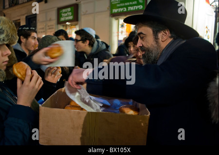 Paris, France, Rabbins juifs célébrant la fête religieuse annuelle, Hanukkah, distribution de nourriture dans la rue dans le Marais, nuit, vieilles traditions juives, différentes cultures religion, juifs hassidiques Banque D'Images
