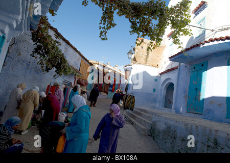 Les femmes à Chefchaouen la vente de fruits, légumes et autres marchandises. Banque D'Images