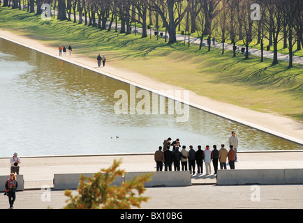 Pataugeoire en face du Lincoln Memorial, Washington, DC. Les touristes asiatiques se tenir dans une ligne pour voir des photos d'autres voyageurs. Banque D'Images