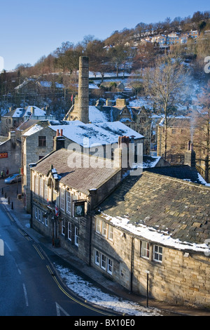 Vue sur les toits de l'ancienne ville du textile de Hebden Bridge avec la cheminée de l'usine Crossley vue dans le West Yorkshire Calderdale Banque D'Images