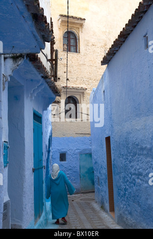 Woman walking in street,;Maroc Chefchaouen Banque D'Images