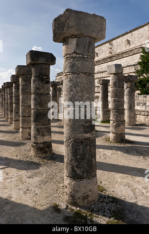 Les colonnes de pierre dans le groupe des 1000 Colonnes dans le site maya classique de Chichen Itza, péninsule du Yucatan, Mexco. Banque D'Images