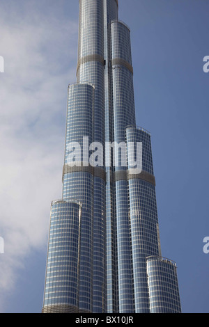 Nettoyage de vitres à l'œuvre sur le Burj Khalifa, le plus haut bâtiment du monde, situé à Dubaï aux Émirats arabes unis. Banque D'Images
