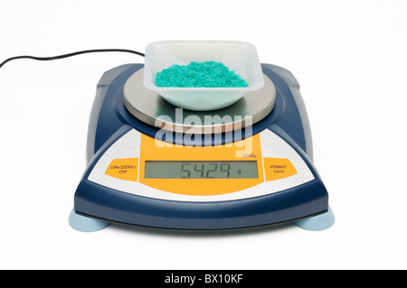 Mesure de la masse d'une substance chimique (chlorure cuivrique dihydraté cristaux) avec balance électronique Banque D'Images