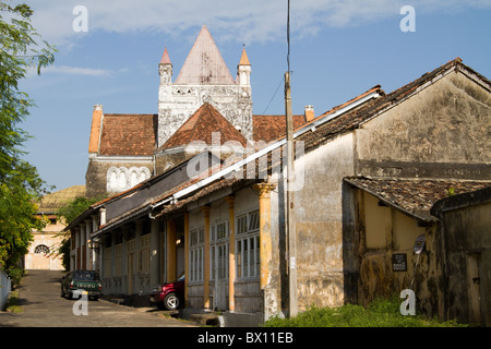 Vieilles maisons et rue avec toile d'une vieille église au Fort hollandais, Galle, au Sri Lanka. Banque D'Images