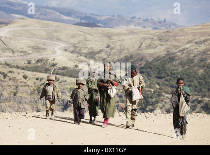 MTNS SIMIEN, l'ETHIOPIE - 12 janvier : les enfants sont Ethiopean vendant de l'artisanat dans la région de montagnes du Simien, l'Éthiopie, le 12 janvier 2010. Banque D'Images