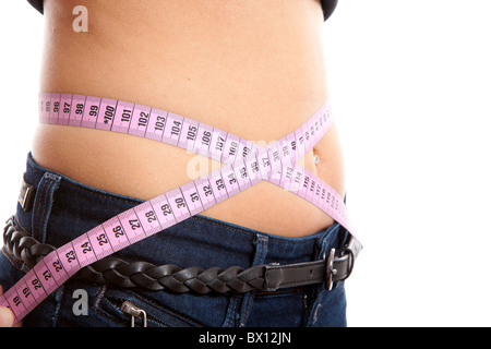 Alimentation, jeune femme est la mesure de sa taille en libre sur fond blanc Banque D'Images