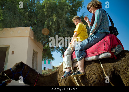 La mère et le fils assis sur un chameau dans le désert de Thar, près de Bikaner, Rajasthan, India Banque D'Images