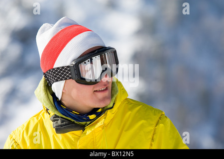 Portrait of happy young man looking through lunettes et smiling Banque D'Images