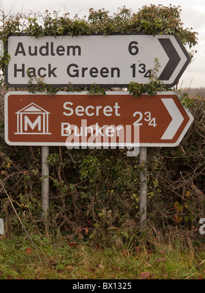 Uk direction panneaux routiers pour de petits villages et d'un Bunker secret près de Nantwich, Cheshire Banque D'Images