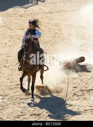 Le shérif adjoint faisant glisser un bandit avec son cheval sur un décor de cinéma à Mini Hollywood, près de Almeria, Andalousie, Espagne Banque D'Images