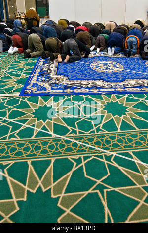 La prière de l'après-midi. Mosquée Al-Rahmàn, Segrate, Italie Banque D'Images