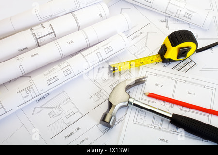 Close up of chambre d'extension ou de plans de bâtiment avec ruban et builder's claw hammer Banque D'Images