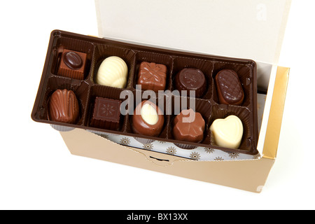 Bonbons de chocolat noir dans la case over white background Banque D'Images