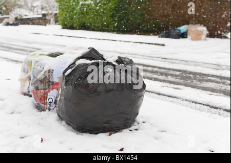 Des piles de déchets ménagers dans l'attente de conditions de neige collection refuge Banque D'Images