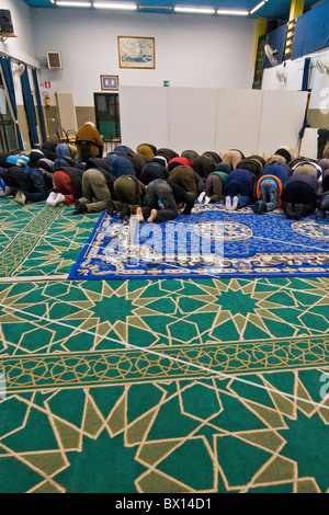 La prière de l'après-midi. Mosquée Al-Rahmàn, Segrate, Italie Banque D'Images