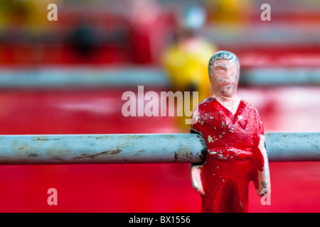 Joueur de football de table en chemise rouge. Banque D'Images