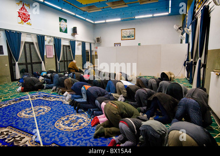 La prière de l'après-midi. Mosquée Al-Rahmàn, Segrate, Italie Banque D'Images