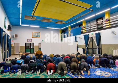 La prière de l'après-midi. Mosquée Al-Rahmàn, Segrate, Italie Banque D'Images