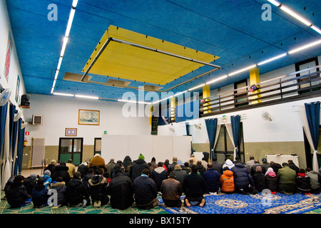 La prière de l'après-midi. Mosquée Al-Rahmàn, Segrate, Italie Banque D'Images