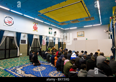 La prière de l'après-midi. Mosquée Al-Rahmàn, Segrate, Italie Banque D'Images