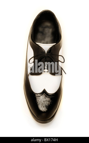 Deux tons noir et blanc verni men's shoe on white Banque D'Images