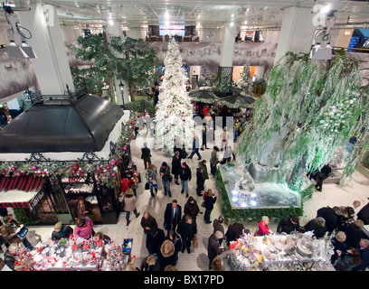 Intérieur du célèbre grand magasin KaDeWe (Kaufhaus des Westens) department store à Noël à Berlin Allemagne Banque D'Images