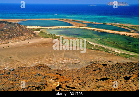 L'île de Saba Zubayr Mer Rouge Archipel Yémen vue depuis le bord du cratère lagunes Saoudite Orient paysage volcan Banque D'Images