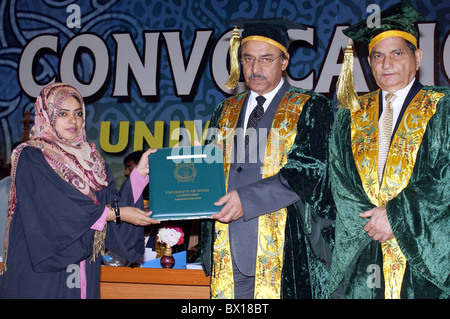 Gouverneur par intérim, Nisar Khoro degré confère à l'étudiant au cours de l'Assemblée 2009 de l'Université tenue à Hyderabad Sindh Banque D'Images