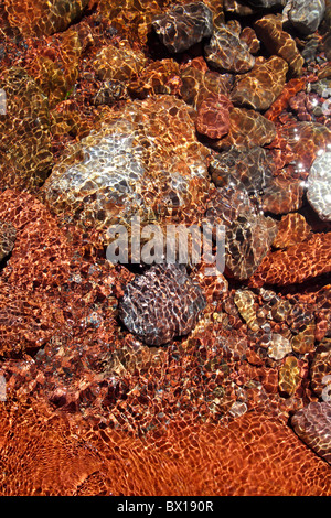 Fond de l'eau de la rivière Red Rocks flux transparence texture background Banque D'Images