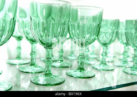 Tasses en verre vert lignes de luxe cristal ustensiles Banque D'Images