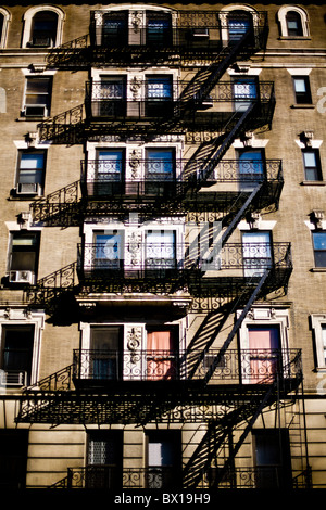 Fire escape sur le mur avant d'un bâtiment à Harlem, Manhattan, NY Banque D'Images