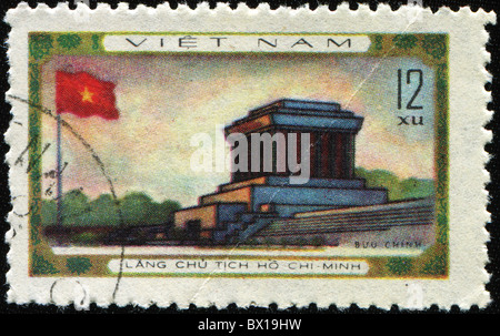 VIETNAM - Vers les années 1970 : un timbre imprimé au Vietnam montre le mausolée de Ho Chi Minh, vers les années 1970 Banque D'Images