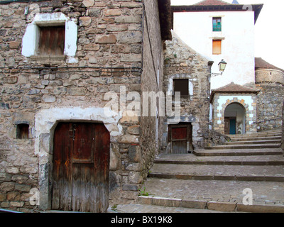 Village de la vallée de hecho rues en pierre dans les Pyrénées Espagne Aragon Banque D'Images