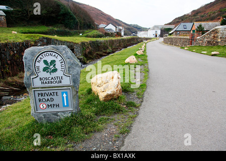 National Trust panneau indiquant à Boscastle Harbour à Cornwall Banque D'Images