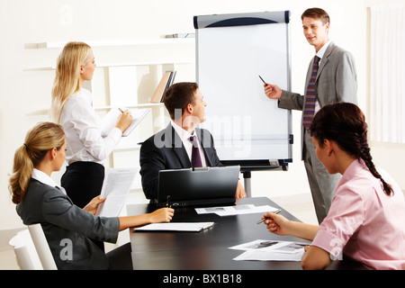 Image de smart business personnes regardant leur chef alors qu'il a expliquer quelque chose sur le tableau blanc au cours de séminaire Banque D'Images