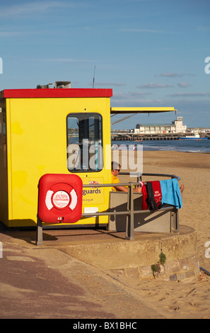 RNLI, maître-nageur, veille à la plage de Bournemouth, Bournemouth, Dorset, Royaume-Uni, en septembre Banque D'Images