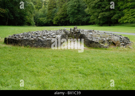 Long transepted ou chambré néolithique cairn au Parc le Breos, Gower, le Pays de Galles. Banque D'Images